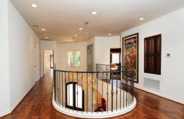 Kaley Cuoco Sells Bachelorette Pad