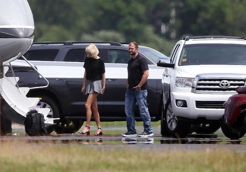 Taylor Swift Tom Hiddleston Kissing Private Plane