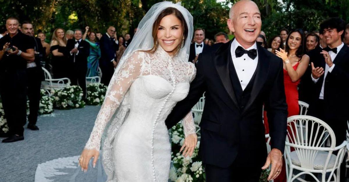 Photo of Lauren Sanchez sand Jeff Bezos
