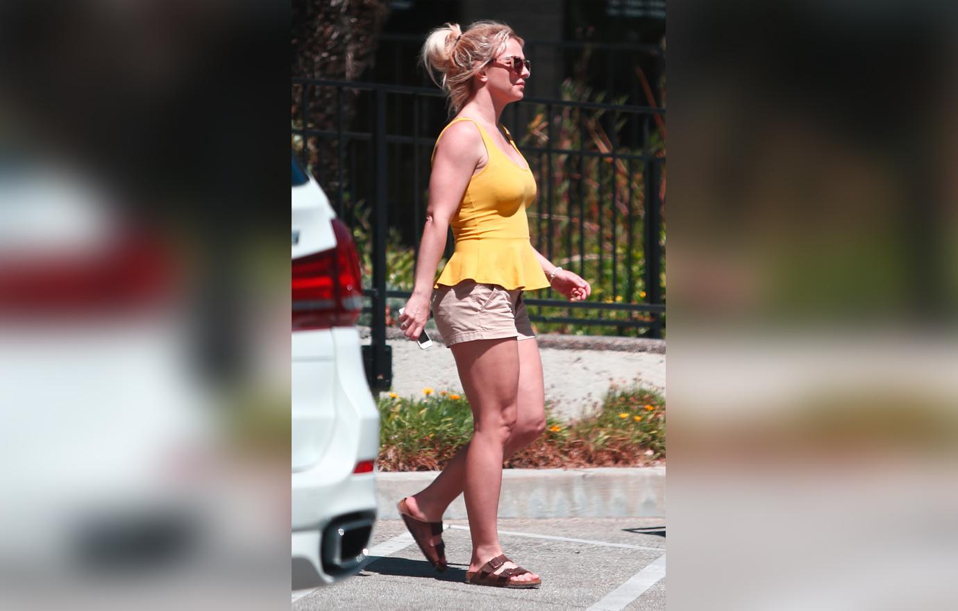 //britney spears visits tanning salon photos