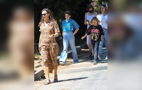 jen garner kids mom duty photos ben affleck j lo met gala mask kiss r