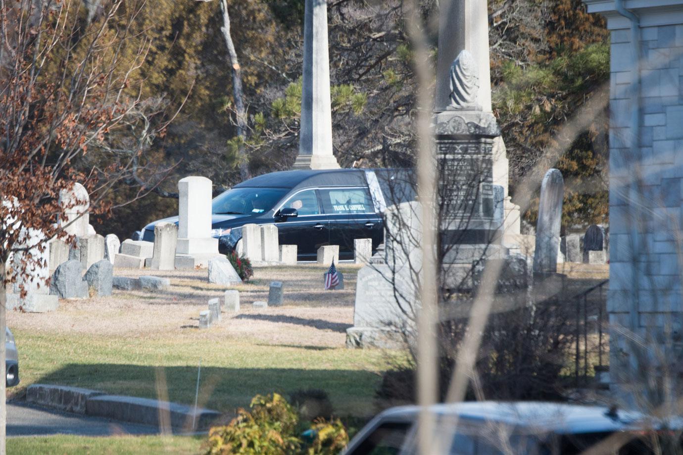 //mary tyler moore dead funeral grave burial