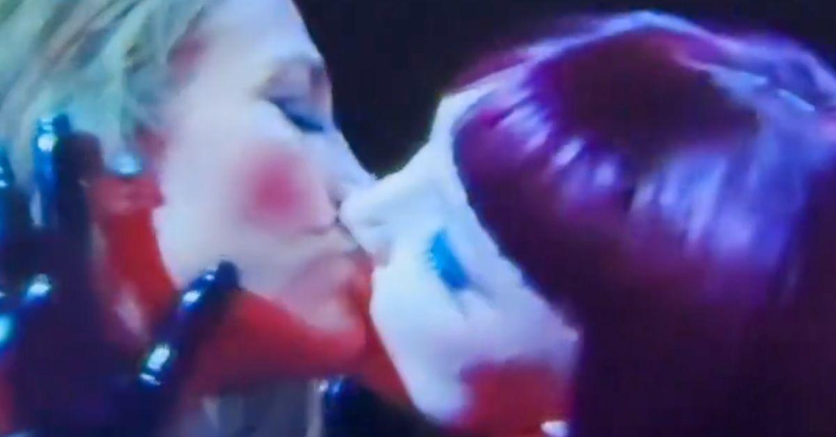 jlo amas kiss