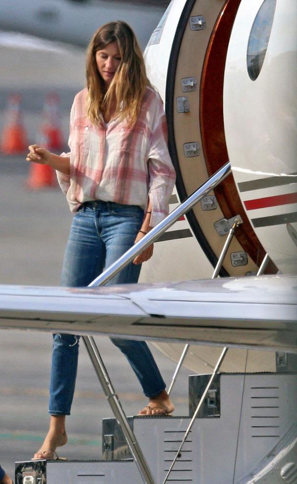 Gisele Bundchen Getting Off Plane