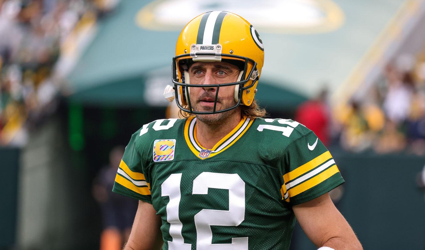 aaron rodgers takes invermectin consulting joe rogan battle covid  enraged reports leaked unvaccinated