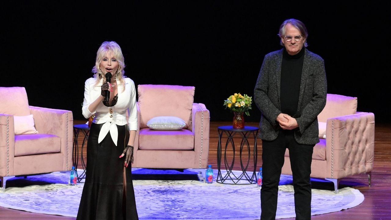 Photo of Dolly Parton and Bartlett Sher