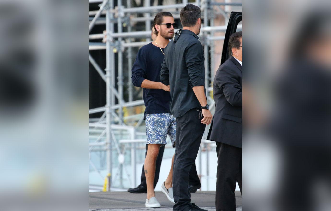 //scott disick cheating kissing kourtney kardashian