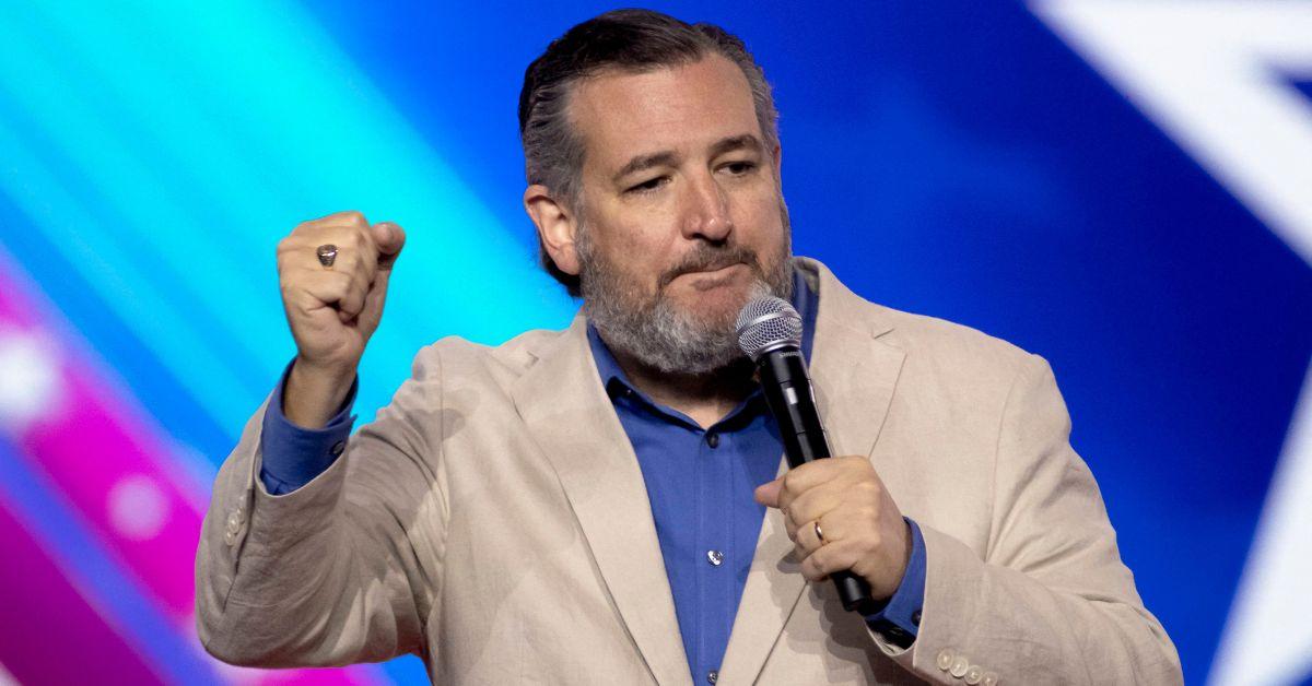 Yankees fans flip off Ted Cruz at Yankee Stadium