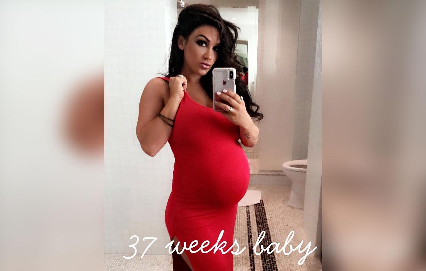 Jen Harley takes a pregnancy selfie.