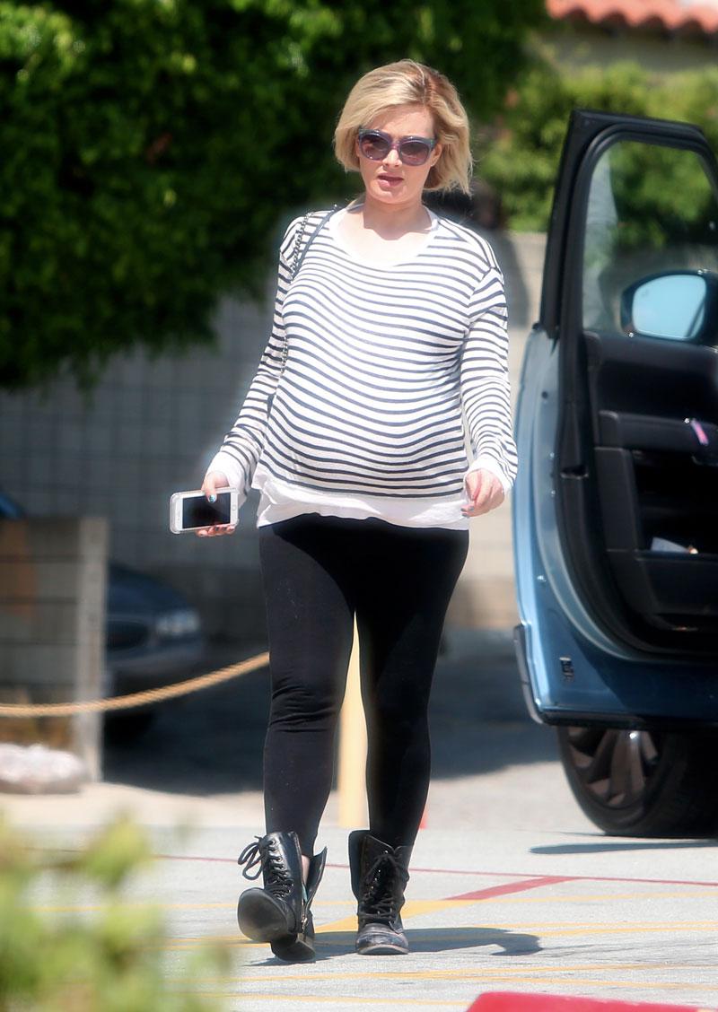 Ready To Pop Very Pregnant Holly Madison Waddles Her Way To The Hospital 