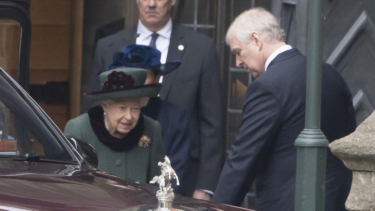 Photo of Andrew Windsor and Queen Elizabeth