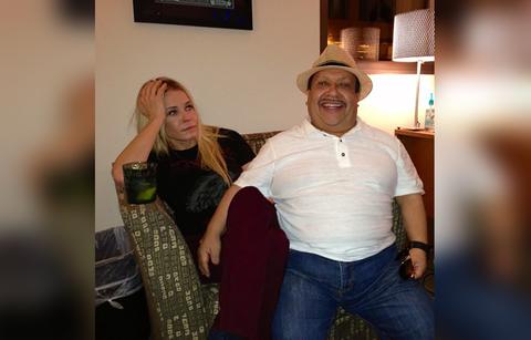 Chelsea Handler Skis Without Pants 45th Birthday