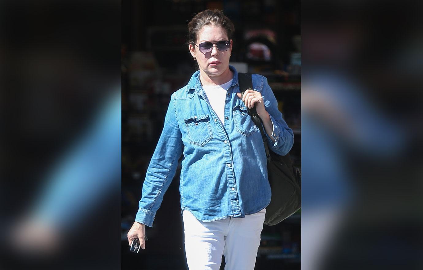 Lara Flynn Boyle Wearing Sunglasses, Denim Shirt, White T-Shirt and White Jeans