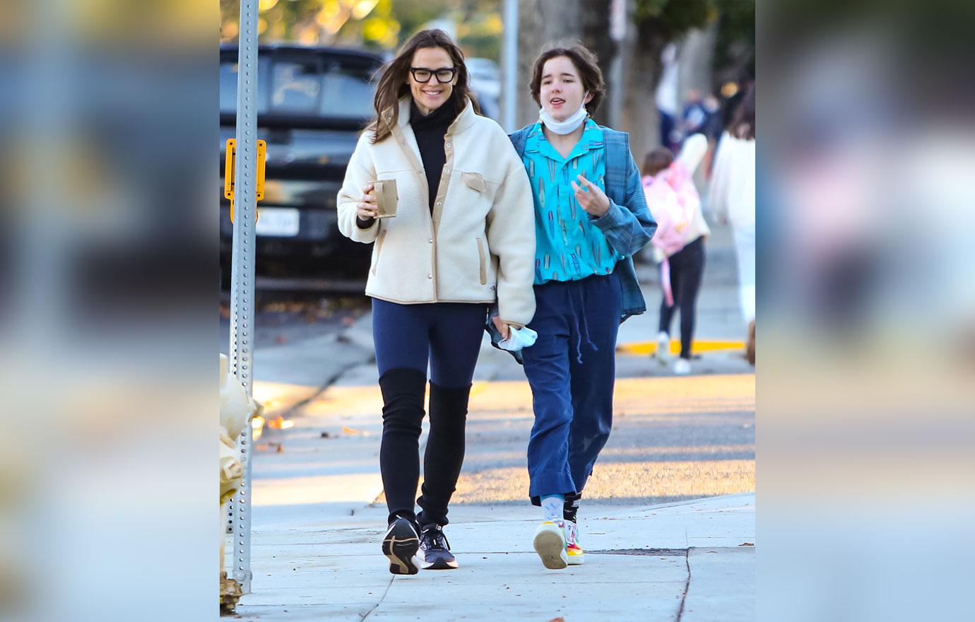 jen garner fake smile first photos ben affleck drinking alcoholism howard stern