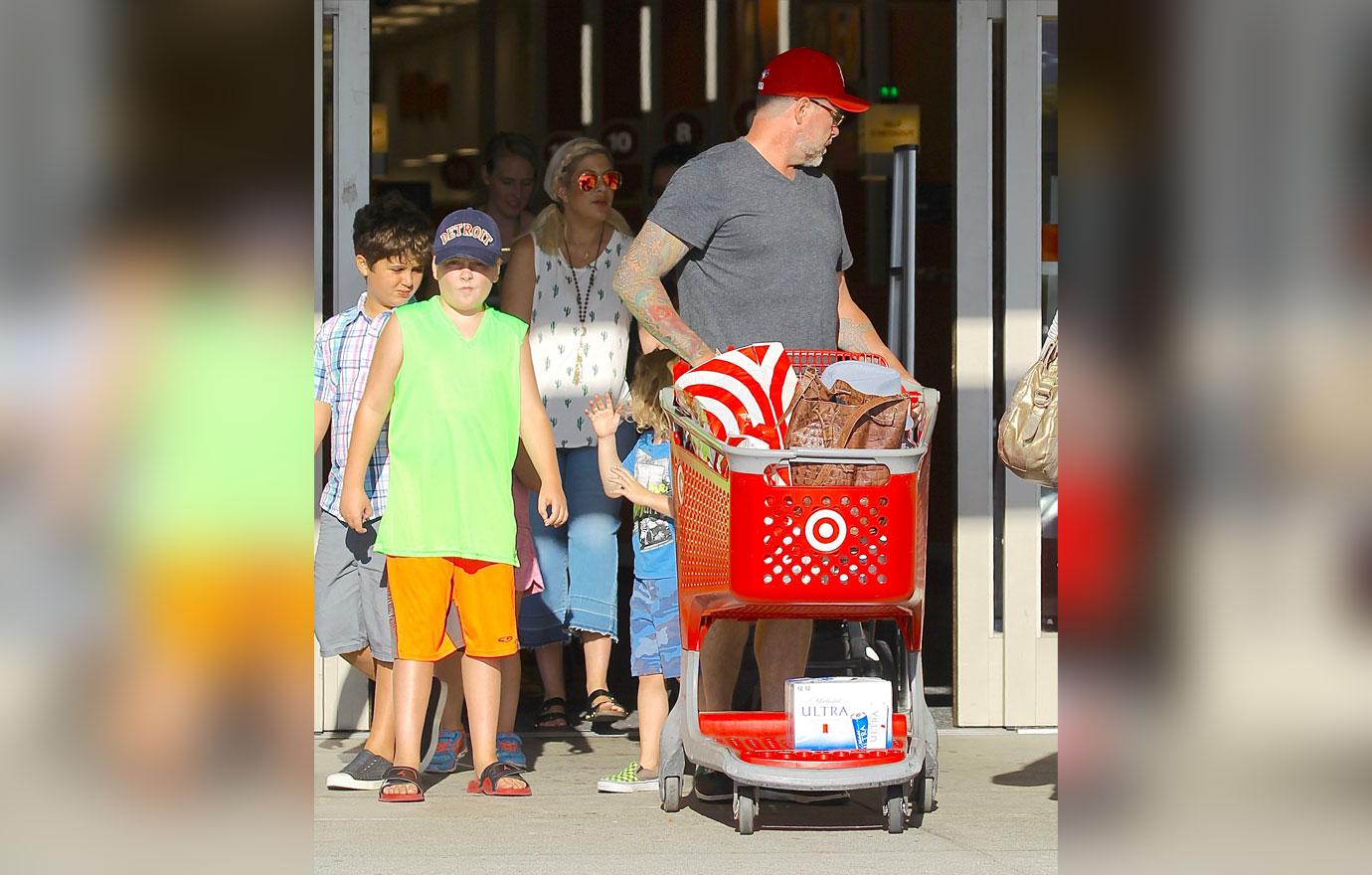 Tori Spelling Goes Shopping Back To School Supplies Money Problems