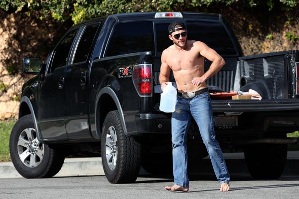 //scott eastwood exercises shirtless