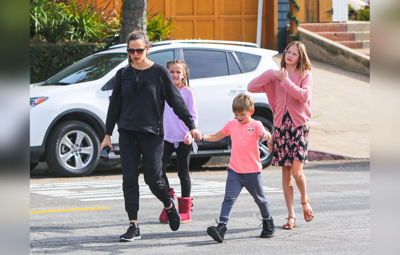 Jennifer Garner Out With Kids In Los Angeles