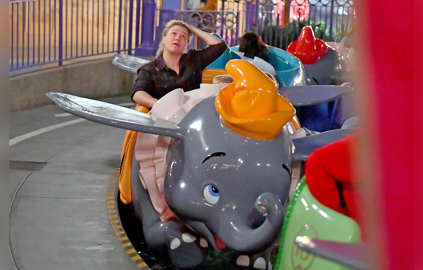 Kelly Clarkson Rides Dumbo Amid Talk Of Replacing Megyn Kelly