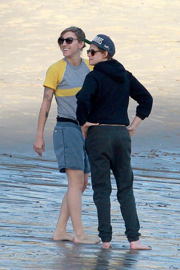 Kristen Stewart & Girlfriend Romantic Beach Day