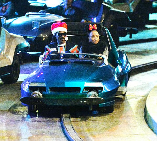 //Snoop Dog Disneyland Christmas