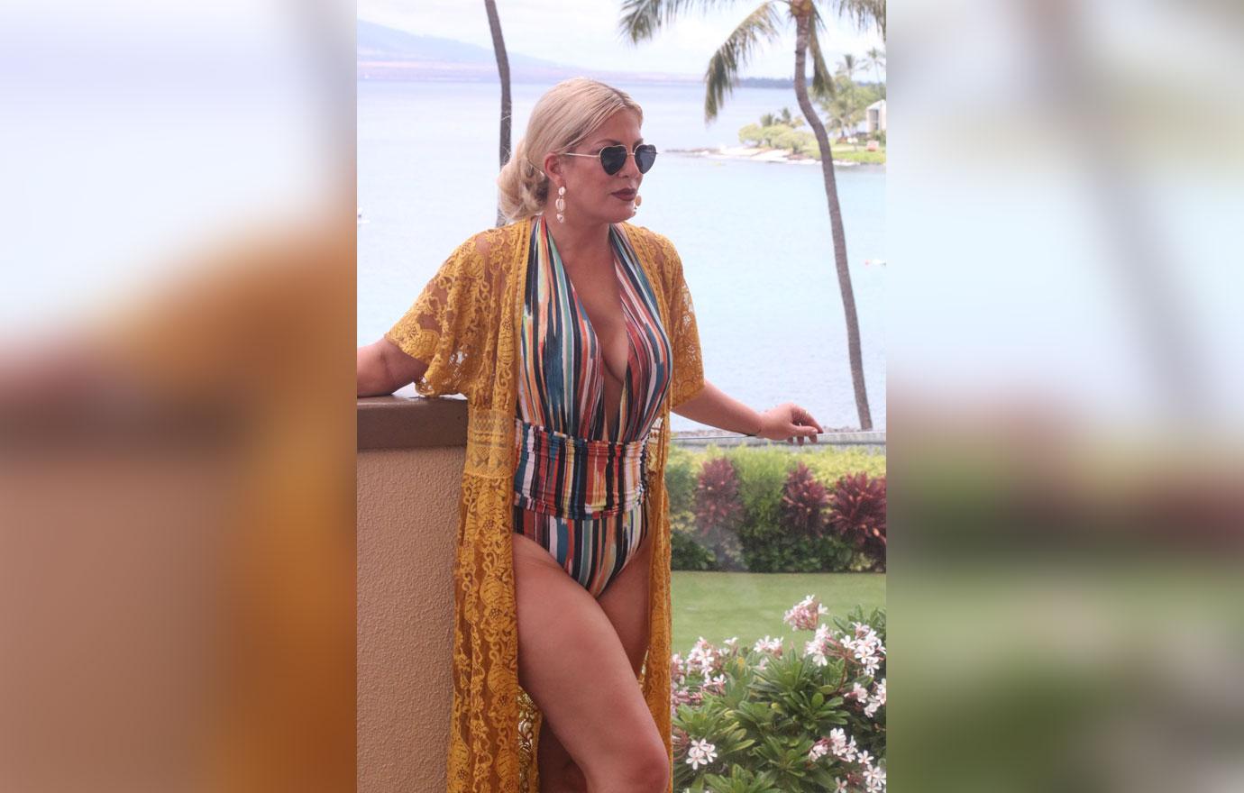 Tori Spelling Wears Swimsuit, Kisses Dean McDermott In Hawaii