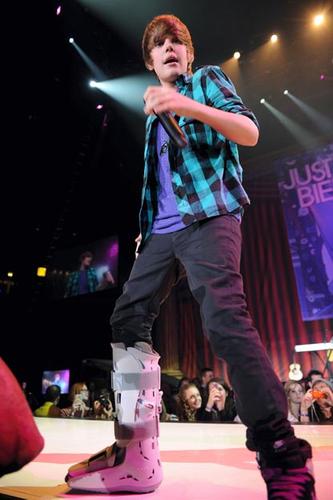 Justin Bieber Performs With a Broken Foot