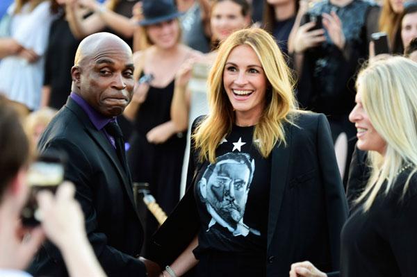 //julia roberts fashion show t shirt givenchy