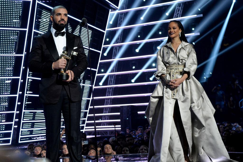 Drake & Rihanna Split — Rapper Spotted With New Hookup!