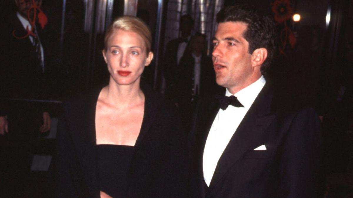 Photo of JFK Jr. and Carolyn Bessette