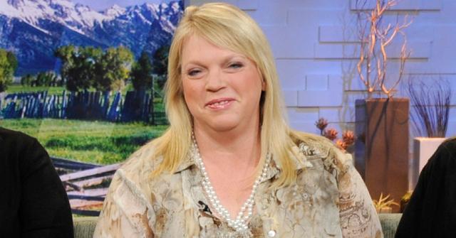 //sister wives star janelle brown hosts open house sale