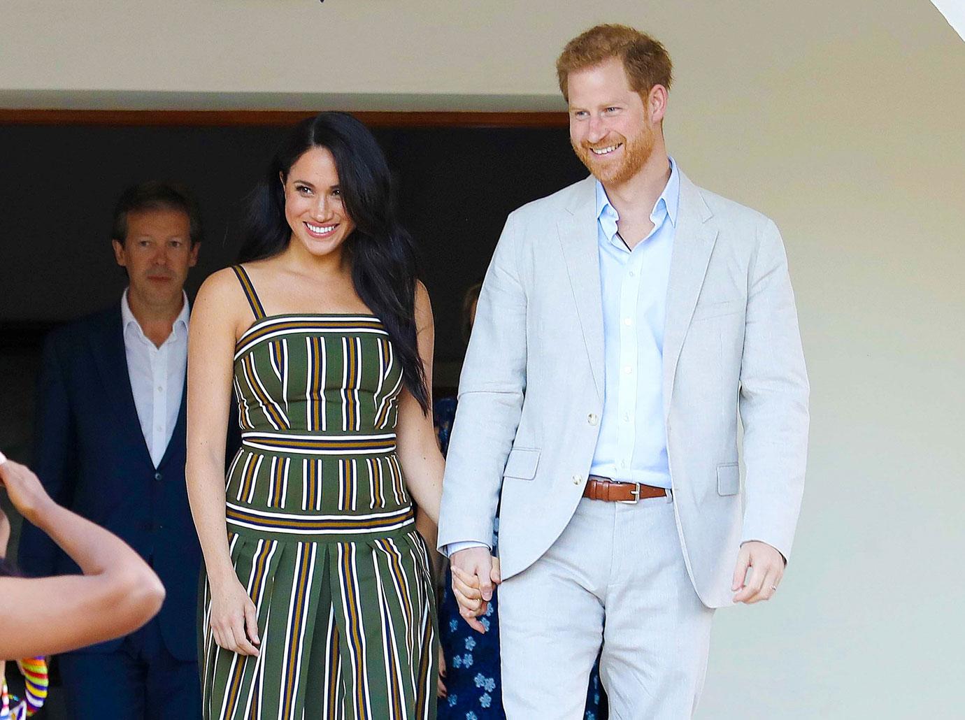 pregnant spotted meghan markle first photos archie ambushed family meeting