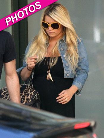 Jessica Simpson Shows Off Her Baby Bump