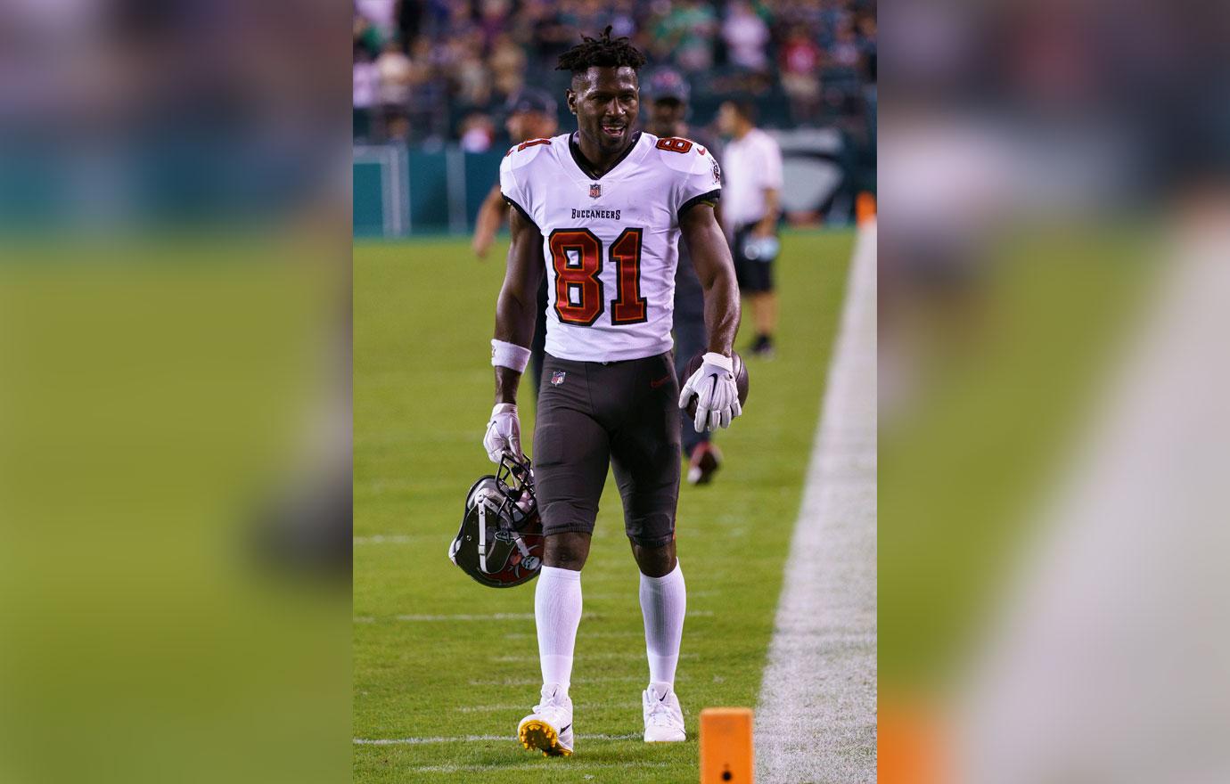 Onlyfans Model Claims Antonio Brown Let Her Into Bucs Hotel 