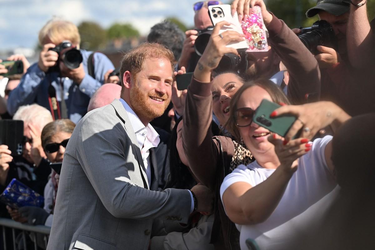 British officials are allegedly quietly backing efforts to bring Prince Harry back into public life.