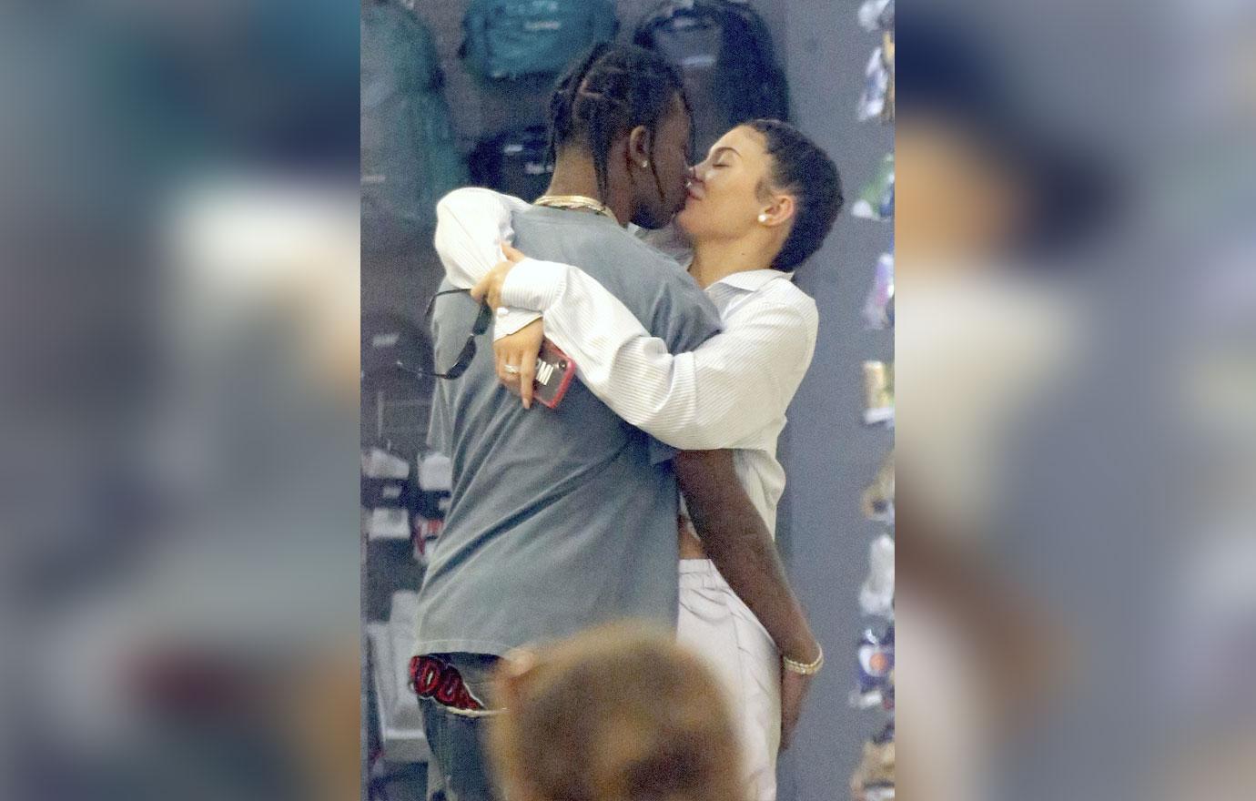 Kylie Jenner Travis Scott Kissing New York