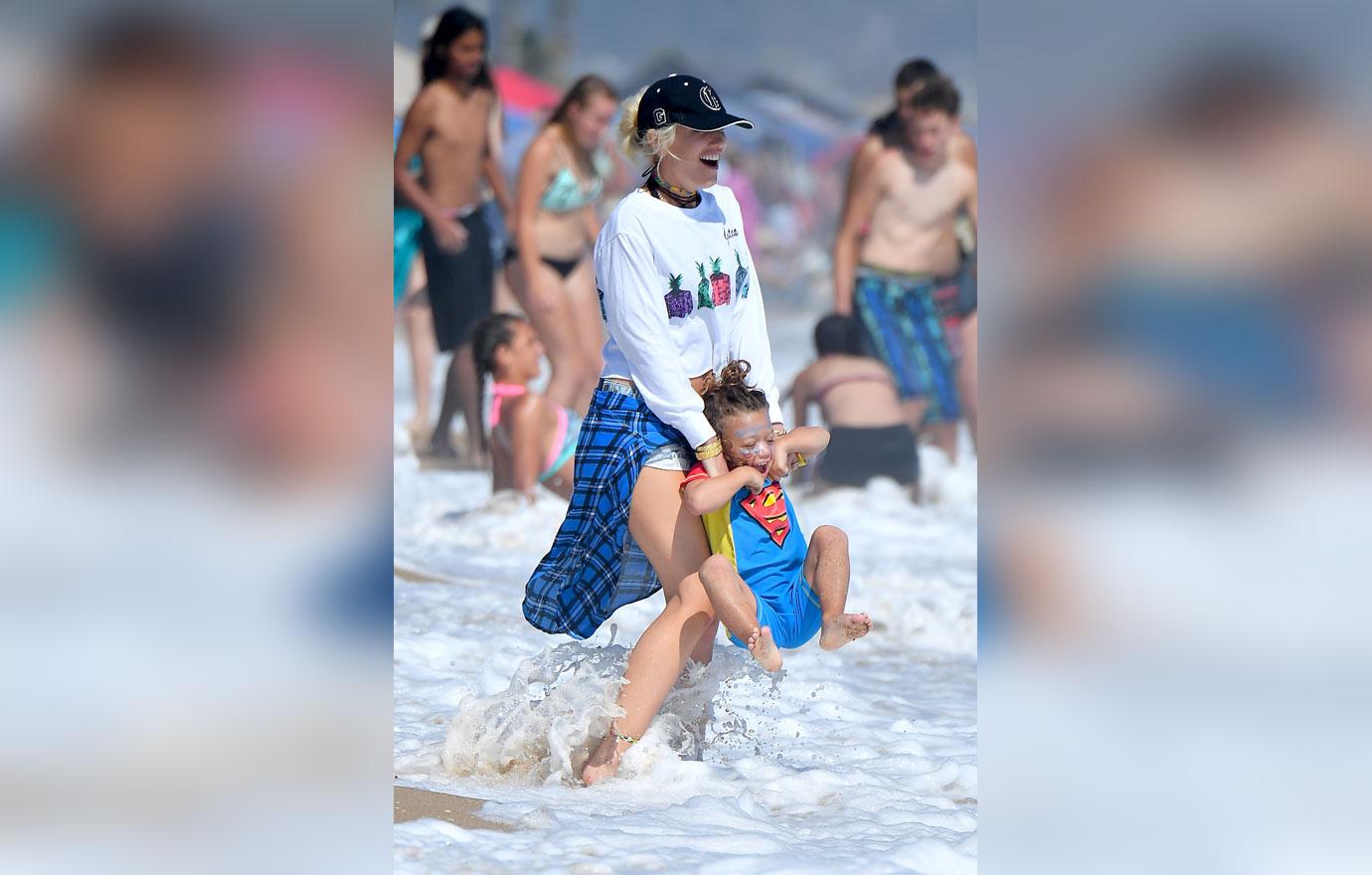 Gwen Stefani bikini beach pics