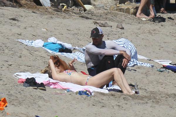 Chris Martin & Kate Hudson At the Beach