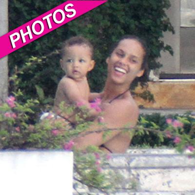 alicia-keys-shows-off-her-post-baby-bikini-bod