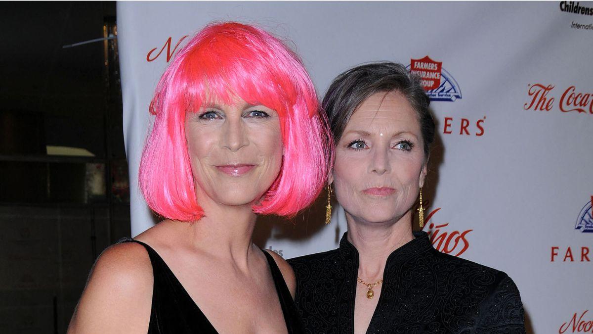 Photo of Kelly and Jamie Lee Curtis