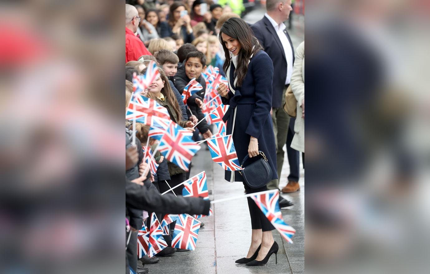 //Meghan Markle hugs fans Prince Harry