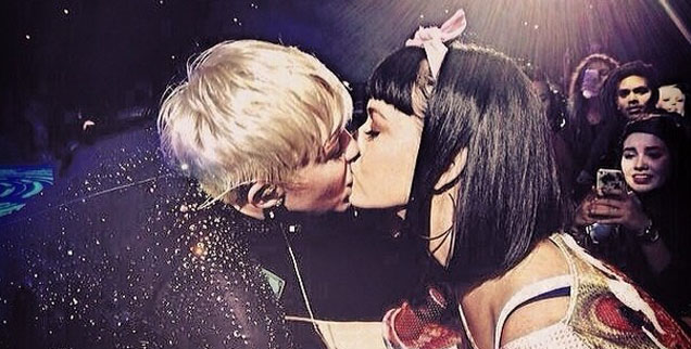 //miley_cyrus_kissing_katy_perry