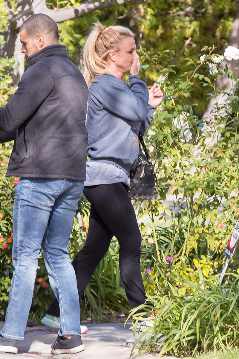 britney spears picking nose new boyfriend