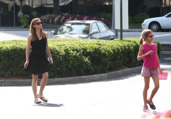 //jennifer garner picks up balloon atlanta wearing wedding ring