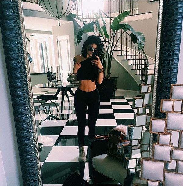 //kardashians who has better abs kim kourtney cant compete kylie jenner khloe kardashian​