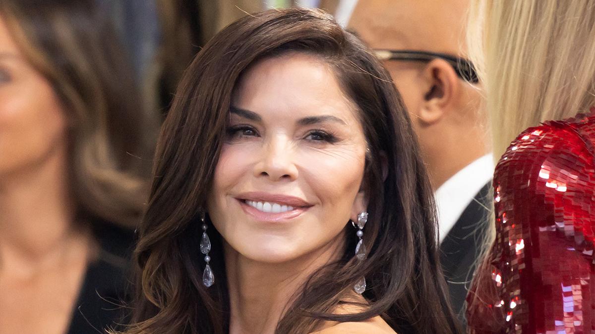 A plastic surgeon claimed Lauren Sánchez showed signs she'd possibly had surgical interventions.