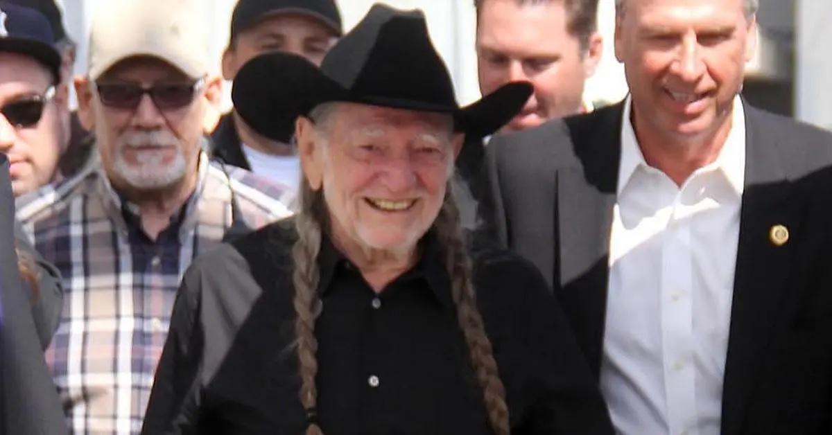 willie nelson hires nutritionist trainer healthy lifestyle