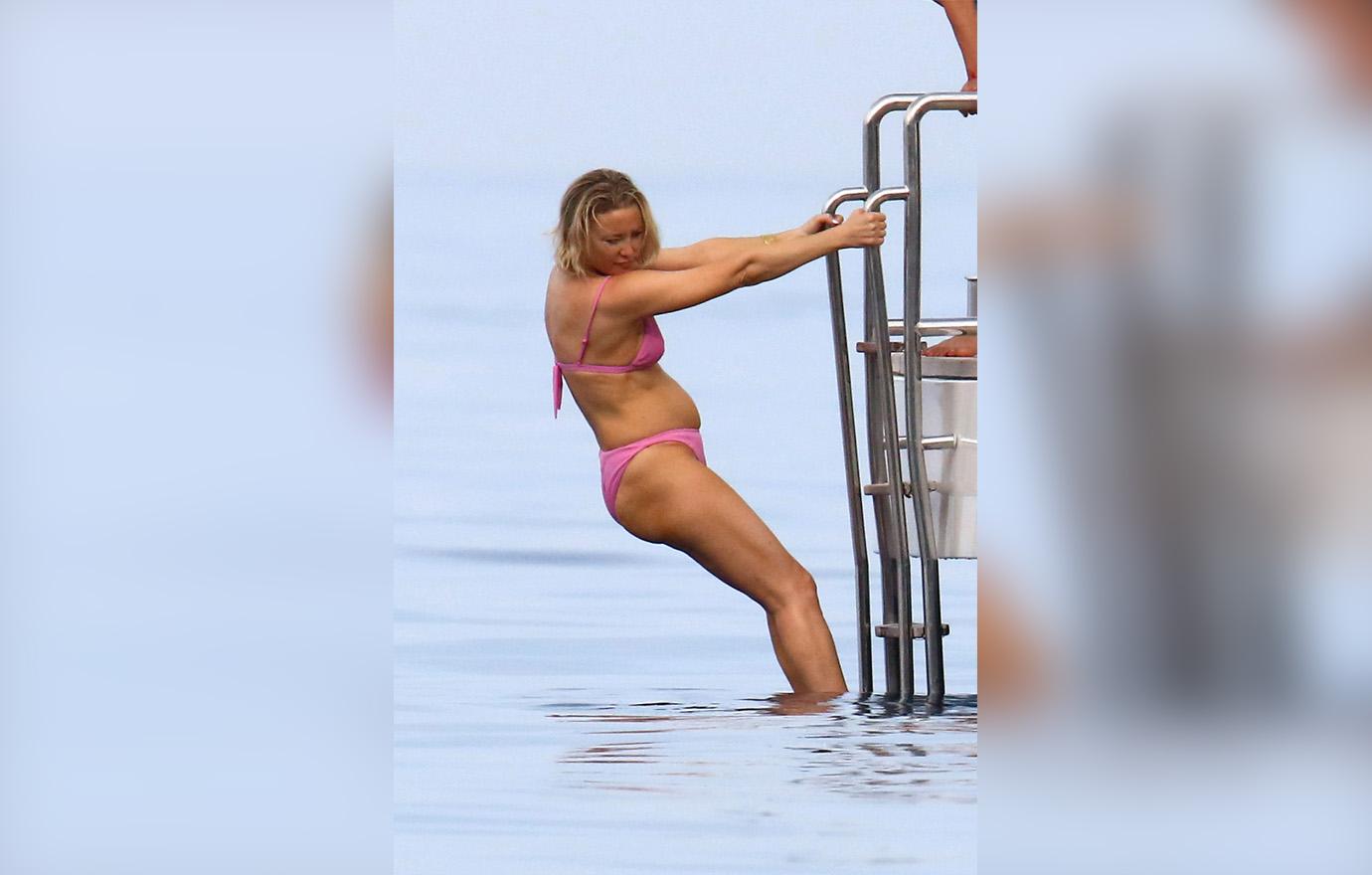 Bikini-clad Kate Hudson Getting In To Water