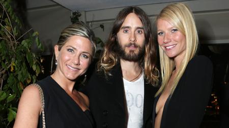 //jennifer aniston hand belly pp