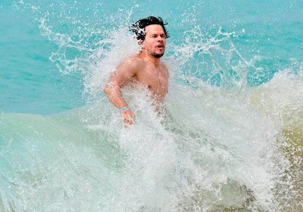 //Mark Wahlberg family beach Barbados