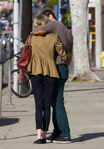 //emma stone andrew garfield puppy shopping